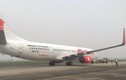 Máy bay Boeing chở 91 người nổ lốp ở sân bay Nội Bài