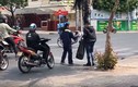 Người Sài Gòn đội nắng đứng phát khẩu trang miễn phí cho người qua đường