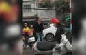 Video: Va chạm giao thông, tài xế lấy đồ, hung hăng đạp xe, đòi đánh cô gái
