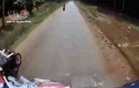 Video: Vượt ẩu đấu đầu xe máy, người phụ nữ ngã trước đầu xe tải và cái kết