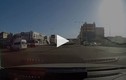 Video: Vượt đèn đỏ, ôtô húc xe máy văng xa hàng chục mét
