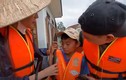 2 trẻ nghèo miền Trung bật khóc khi Thủy Tiên tài trợ tiền học 