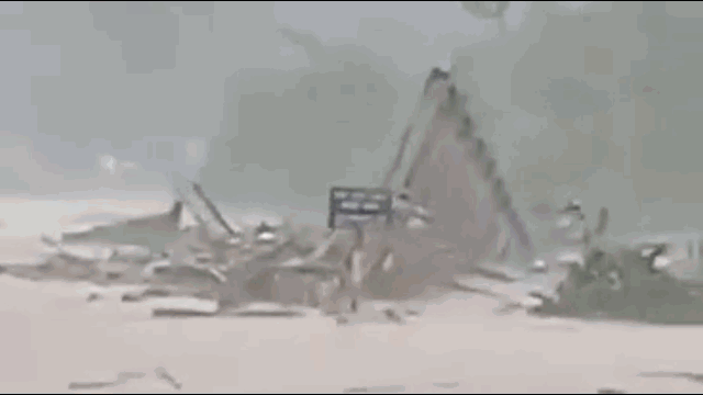 Video: Kinh hoàng cảnh lũ cuốn trôi cầu sắt, dân đứng trên bờ gào khóc