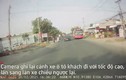 Video: Xe khách lấn làn tông văng người đi xe máy