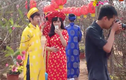 Giới trẻ diện áo dài đổ xô chụp ảnh đào Nhật Tân