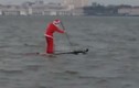 Xôn xao clip ông già Noel chèo thuyền “đến Việt Nam“
