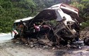 Clip: Hiện trường nổ xe khách ở Lào làm nhiều người Việt tử vong