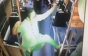 Quý bà trung niên ngang nhiên múa cột trên xe buýt