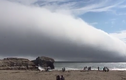 Mây khổng lồ “nuốt chửng” bãi biển như ngày tận thế