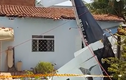 Video: Máy bay lao xuống bể bơi