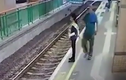Video: Phẫn nộ người đàn ông vô cớ đẩy nữ lao công xuống đường ray 