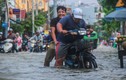 Sài Gòn không mưa người dân vẫn đẩy xe bì bõm trên đường