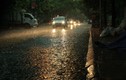 Bầu trời Hà Nội bỗng tối sầm, người dân bất chấp mưa lớn vẫn đổ ra xem