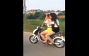 Phản cảm nữ sinh đi xe đạp điện đánh võng