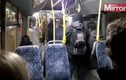 Côn đồ hành hung dã man hành khách trên xe buýt 