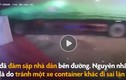 Video: Container tông sập nhà dân tại Hải Phòng