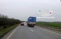 Clip: Vượt ẩu, nữ tài xế tạt đầu xe tải trên cao tốc Hà Nội – Thái Nguyên