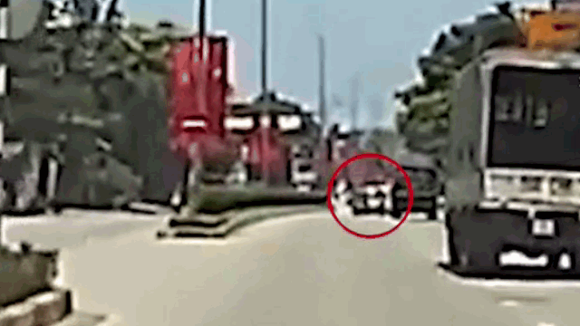 Video: Bị xe tải cán tử vong khi ngã xuống đường sau pha va chạm