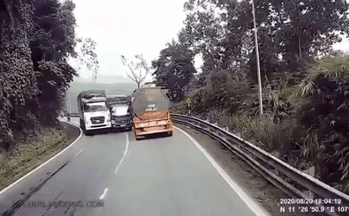 Video: Vượt ẩu gây họa cho xe khác, tài xế xe tải bị đánh túi bụi trên đèo Bảo Lộc