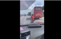 Video: Người đàn ông đánh võng trước đầu ô tô trên quốc lộ