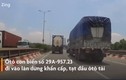 Video: Ôtô vượt phải, bị xe tải tông xoay 180 độ