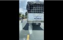 Video: Xe tải không nhường đường cho xe cứu thương, ai xem cũng bức xúc