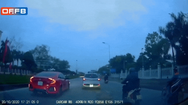 Video: Hành khách mở cửa khi ôtô đang di chuyển trên đường