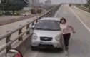 Video: Chạy ngược chiều, nữ tài xế xuống xin nhường đường và cái kết