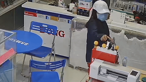 Video: Cô gái trộm đồng hồ thông minh ở cửa hàng bán điện thoại