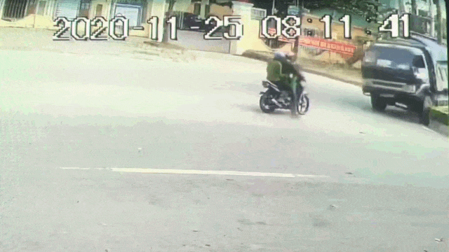 Video: Nhảy khỏi đầu xe tải, người đàn ông thoát chết trong gang tấc
