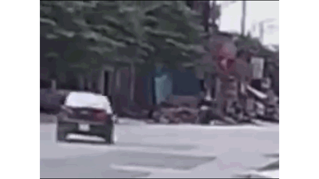 Video: Kinh hoàng ôtô phóng tốc độ cao, tông văng bé trai lên nóc nhà