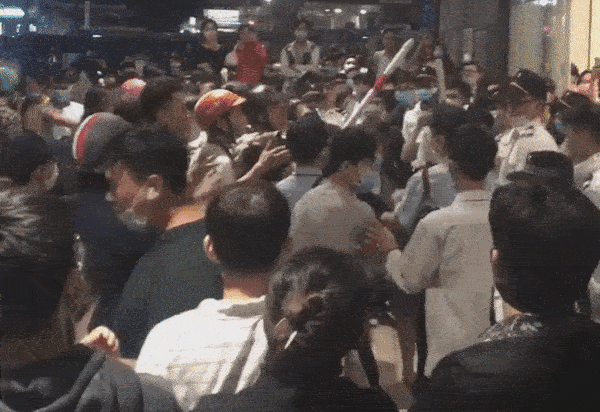 Video: Hỗn chiến trước AEON Tân Phú, mạng xã hội dậy sóng