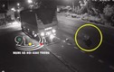 Video: Vượt ẩu gây tai nạn, tài xế xe tải cán nát xe máy rồi bỏ chạy