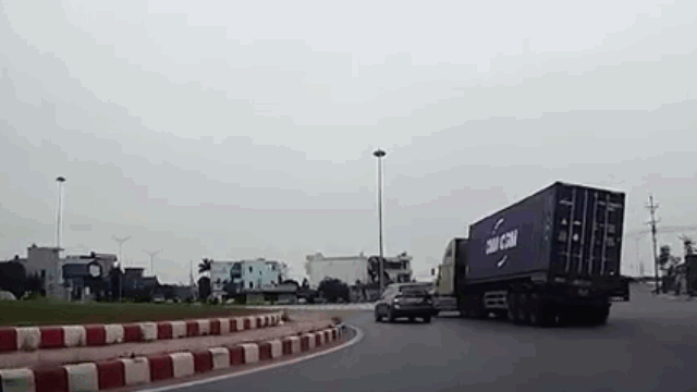 Video: Container lật nghiêng do vượt ô tô con tại vòng xuyến
