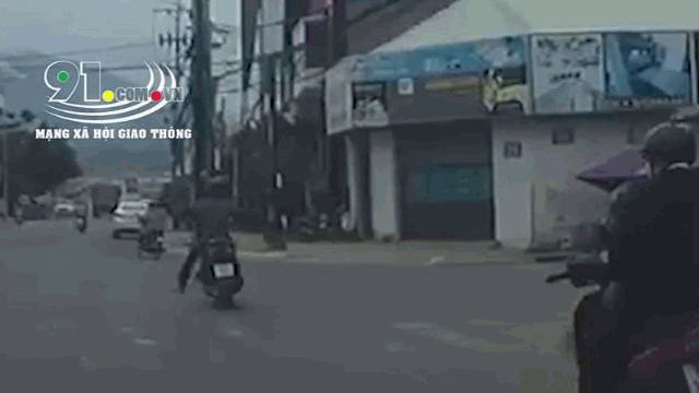 Video: Thanh niên vượt đèn đỏ chui vào gầm xe ben