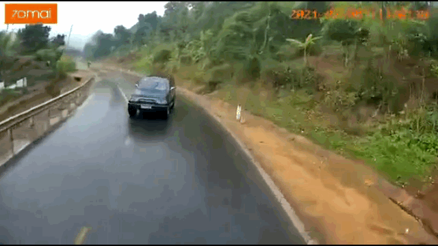 Video: Kinh hoàng khoảnh khắc xe biển xanh đấu đầu xe bồn ở Sơn La