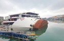Du thuyền "tiền tỷ" bất ngờ lật nghiêng khi đang neo đậu ở cảng Tuần Châu