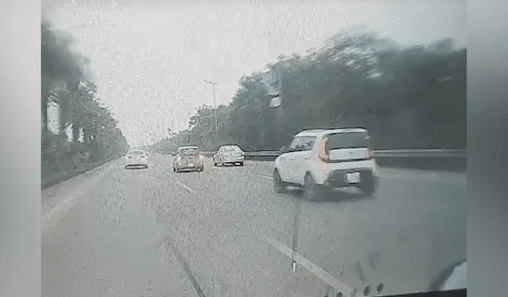 Video: Ôtô phóng nhanh gây tai nạn nghiêm trọng trên cao tốc