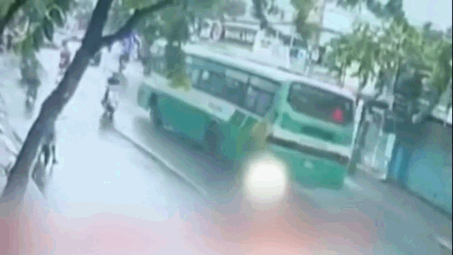Video: Con gái bị xe buýt cán trúng, cha ôm thi thể gào khóc giữa đường
