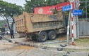 Sau va chạm, xe tải húc đổ tường trường học ở Hà Nội