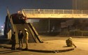 Hưng Yên: Ô tô lao lên cầu vượt dành cho người đi bộ