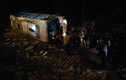 Xe chở 34 khách đi chùa Ba Vàng bị lật, 4 người bị thương