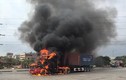 Xe container cháy ngùn ngụt khi đang lưu thông ở Hải Phòng