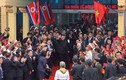Ảnh: Ông Kim Jong-un vẫy tay chào người dân tại ga Đồng Đăng trước khi về nước