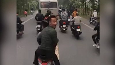 Đầu trần đi xe máy chặn ôtô chở tân binh ở Hải Dương: Nhóm thanh niên nhận kết đắng