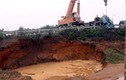 Vỡ đường ống nước sông Đà: Đã uống dầu thải... giờ chết khát?!