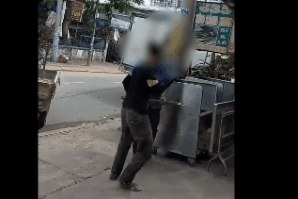 Video: Gây tai nạn định bỏ trốn, thanh niên bị ông chú vung gậy "xử nóng"