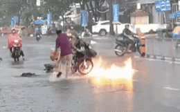Video: Xe máy bốc cháy giữa trời mưa lớn, hành động của ba người đàn ông gây tranh cãi
