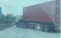 Video: Bị CSGT yêu cầu dừng xe, container lạng lách đánh võng QL5