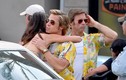 Brad Pitt thản nhiên ôm bạn diễn nữ ở phim trường